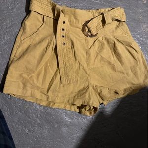 American Eagle Cotton Shorts Yellow Size Medium with Belt